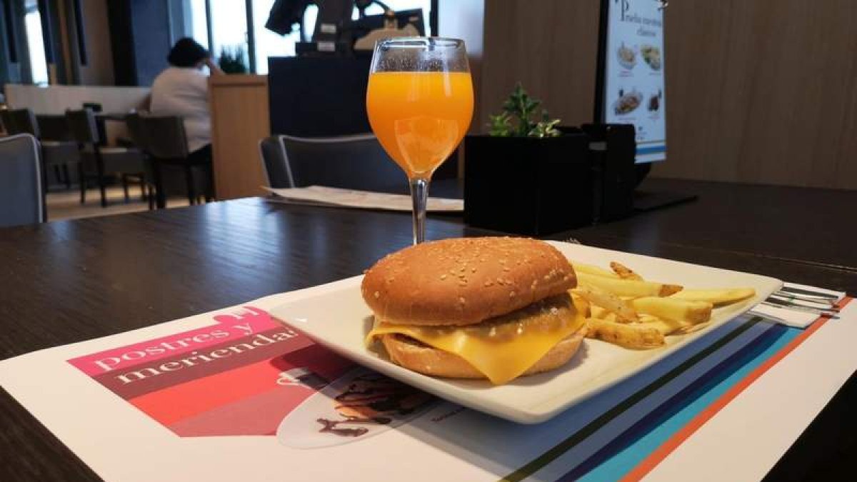 El Corte Inglés ha programado un parque infantil con actividades y atracciones para las tardes de los días 6, 7 y 8 de septiembre, y ha preparado en su cafetería un menú especial, tanto infantil como adulto, concebido para hacer una pausa y reponer energí