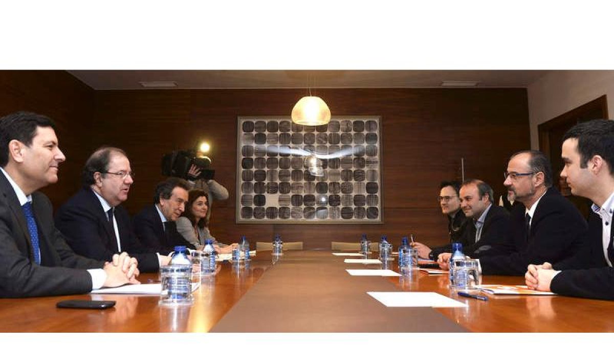 Un momento de la reunión celebrada ayer en las Cortes, con Herrera y Fuentes al frente de las delegación de PP y C’s.