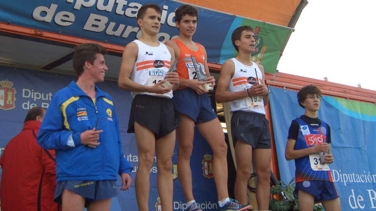 Raúl Celada, en lo más alto del podio en categoría juvenil.