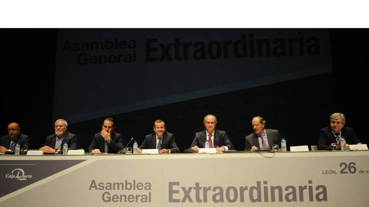 Mesa presidencial de la asamblea extraordinaria de la Caja celebrada ayer en el Auditorio Ciudad de León.