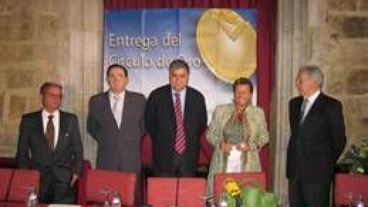 Domingo Fuertes, en el centro, posa con los galardonados