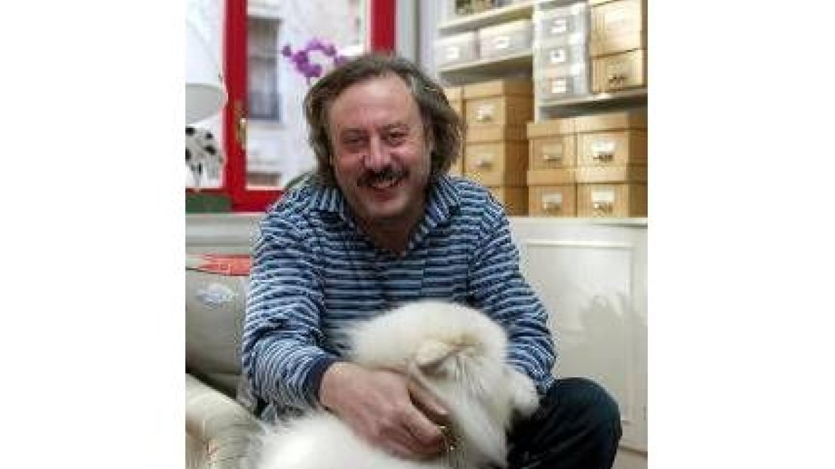 El escritor montañés Julio Llamazares, en su casa madrileña y junto a su perro samoyedo