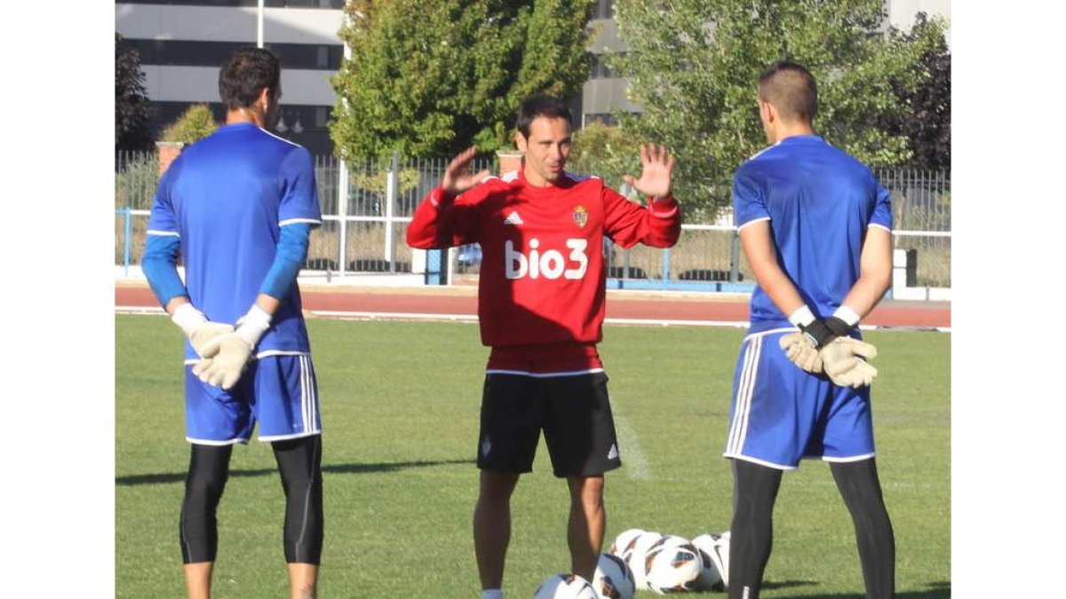 Pepe Alcaide, en el centro, da instrucciones a Orlando y Leandro en un entrenamiento.