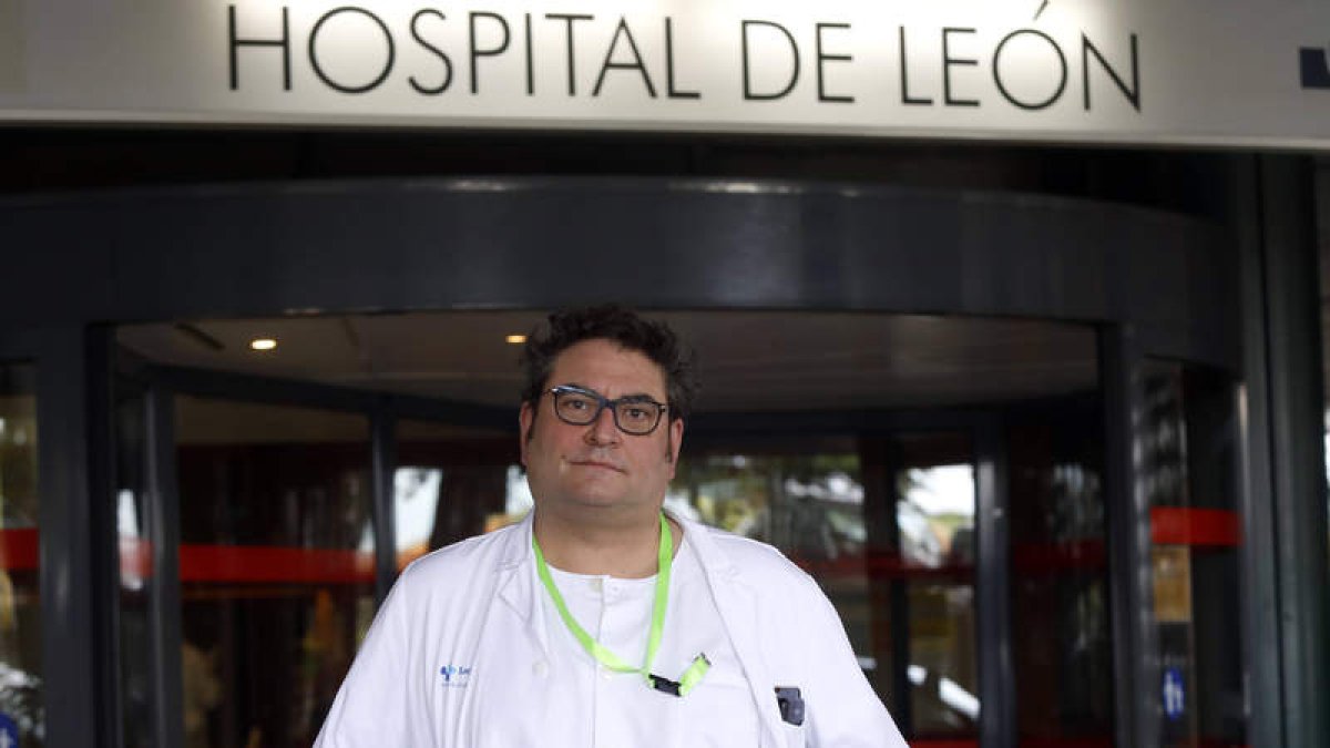 El presbítero Óscar Rodríguez lleva doce años ejerciendo como uno de los capellanes del Hospital de León. MARCIANO PÉREZ