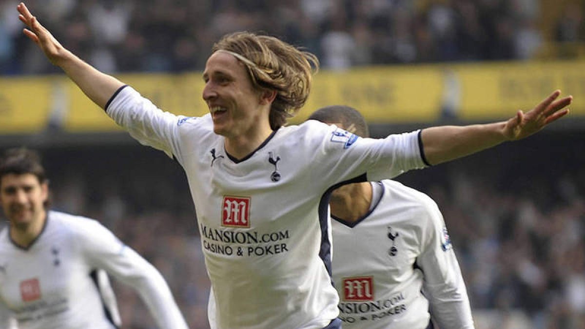 Modric sonriente, celebra un gol logrado con el Tottenham londinense.