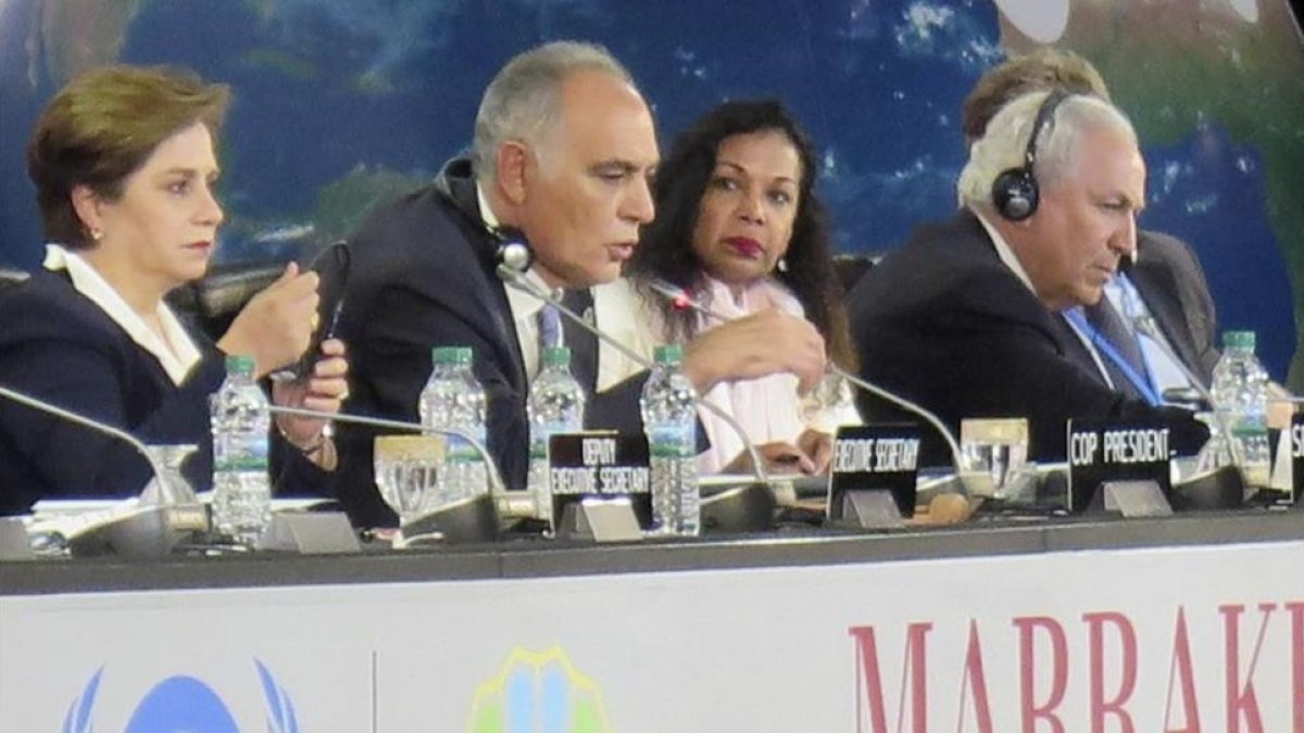 La secretaria general de la UNFCCC, Patricia Espinosa (primera por la izquierda), y a su lado el anfitrión de la cumbre de Marrakech, el ministro marroquí Salahedín Mezuar, durante la jornada de clausura.