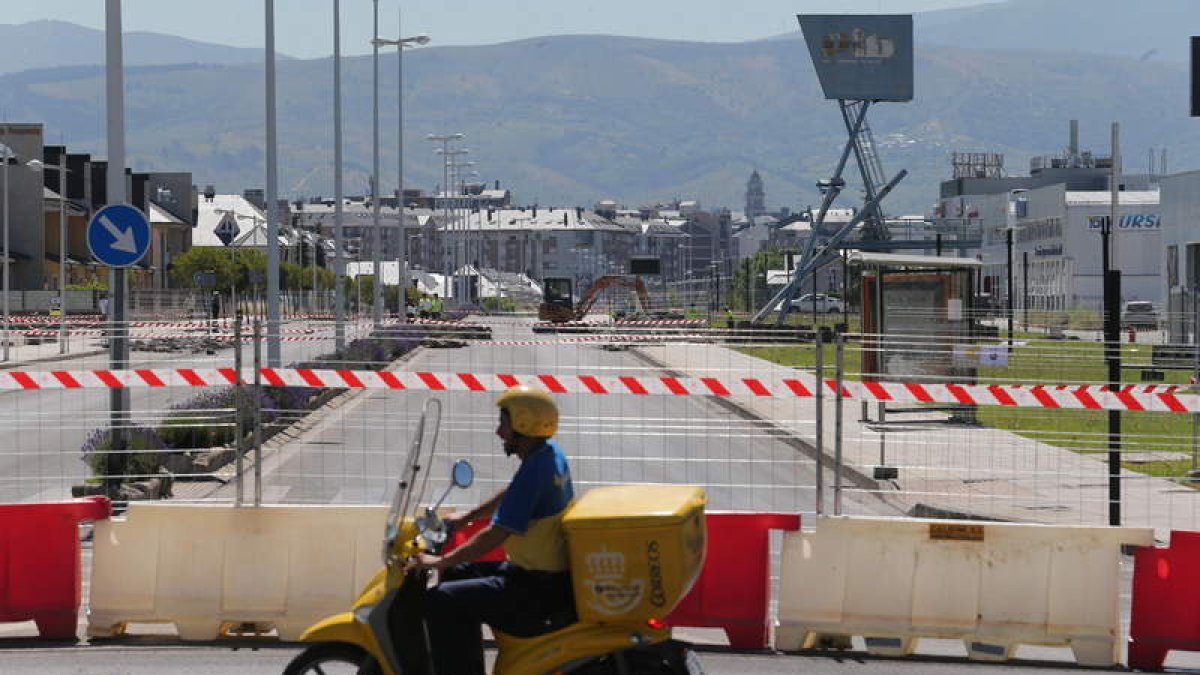La avenida de Galicia, cortada a la altura del Polígono Industrial del Bierzo.