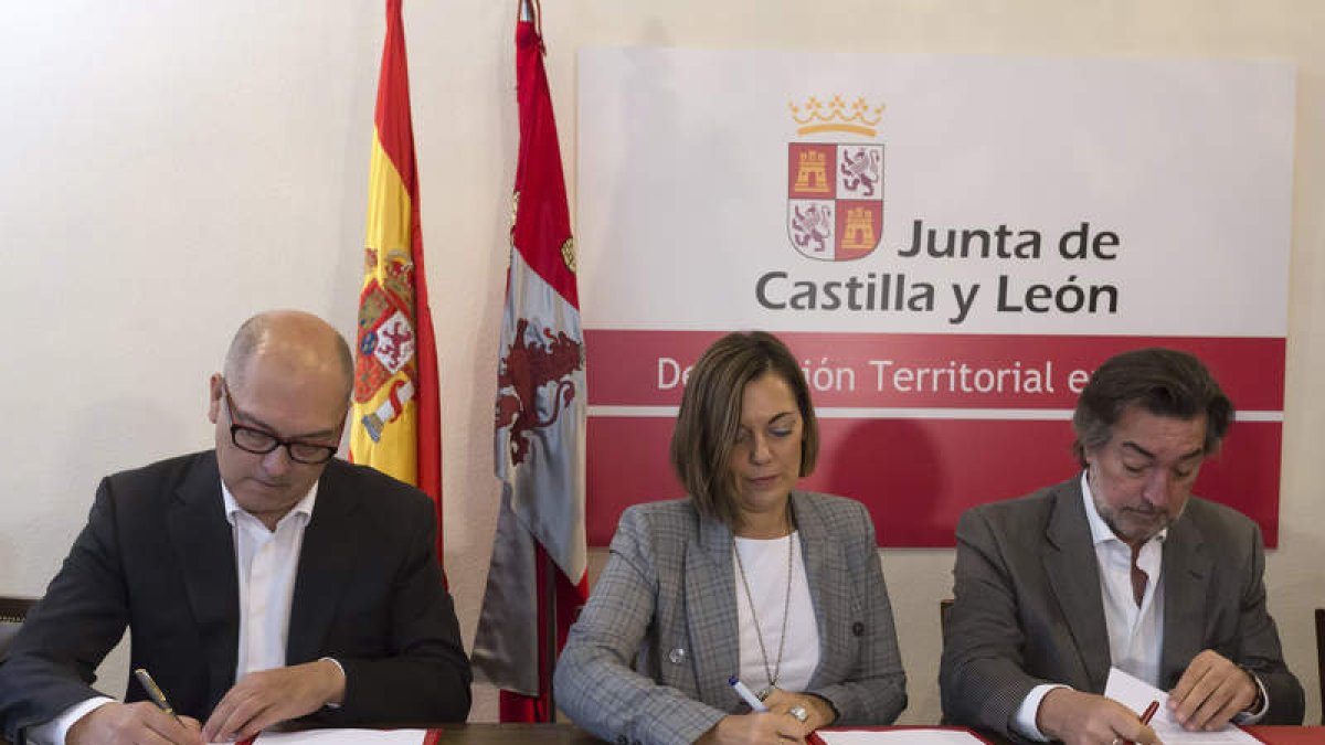 La consejera y los directivos de la empresa madrileña, ayer.