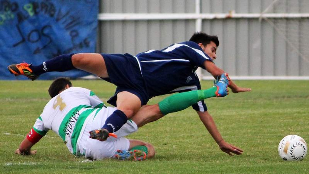 David Álvarez, autor del segundo y definitivo gol de la Cultural, cae por los suelos durante el partido de Copa ante La Virgen del Camino.