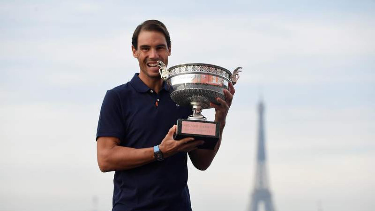 El posado de Rafa Nadal con la Copa de los Mosqueteros y la Torre Eiffel se ha convertido en una tradición más del tenista. JULIEN DE ROSA