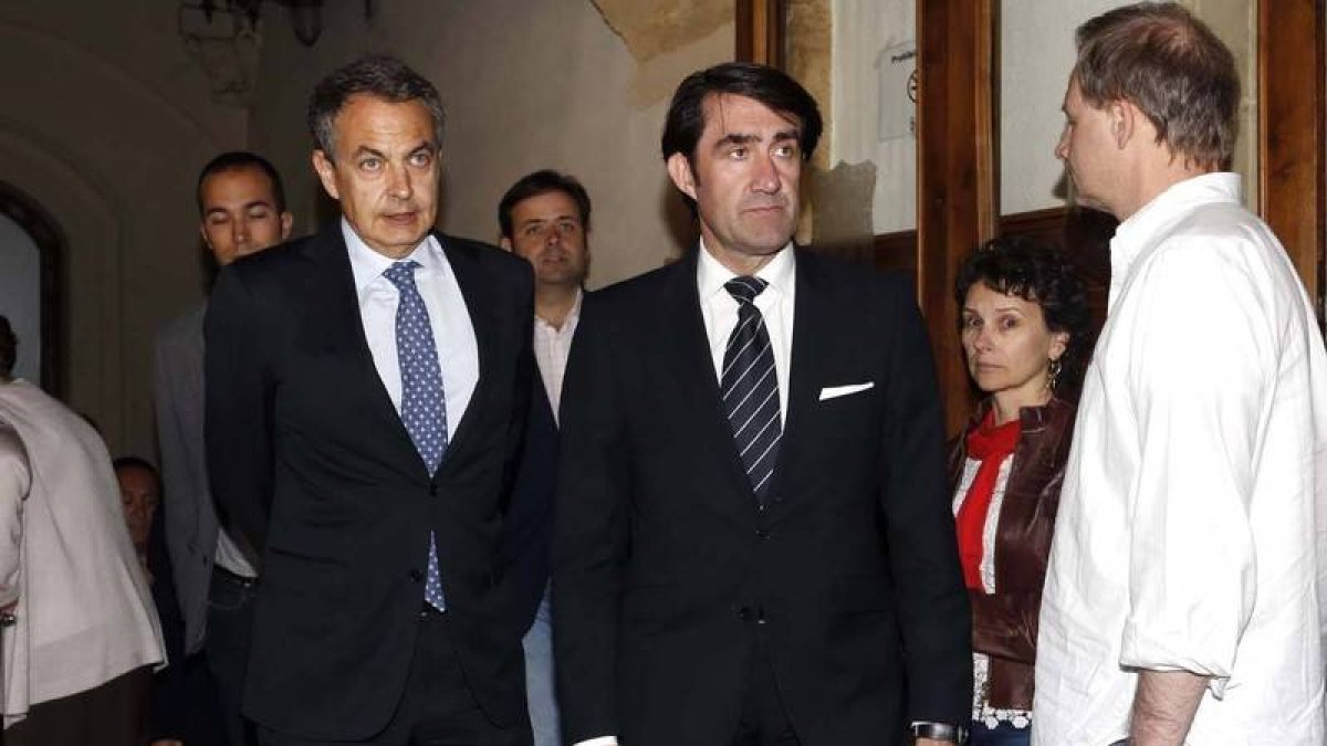José Luis Rodríguez Zapatero a su llegada a la capilla ardiente de la presidenta del PP y de la Diputación de León, Isabel Carrasco, junto al subdelegado del Gobierno en León, Juan Carlos Suárez Quiñones