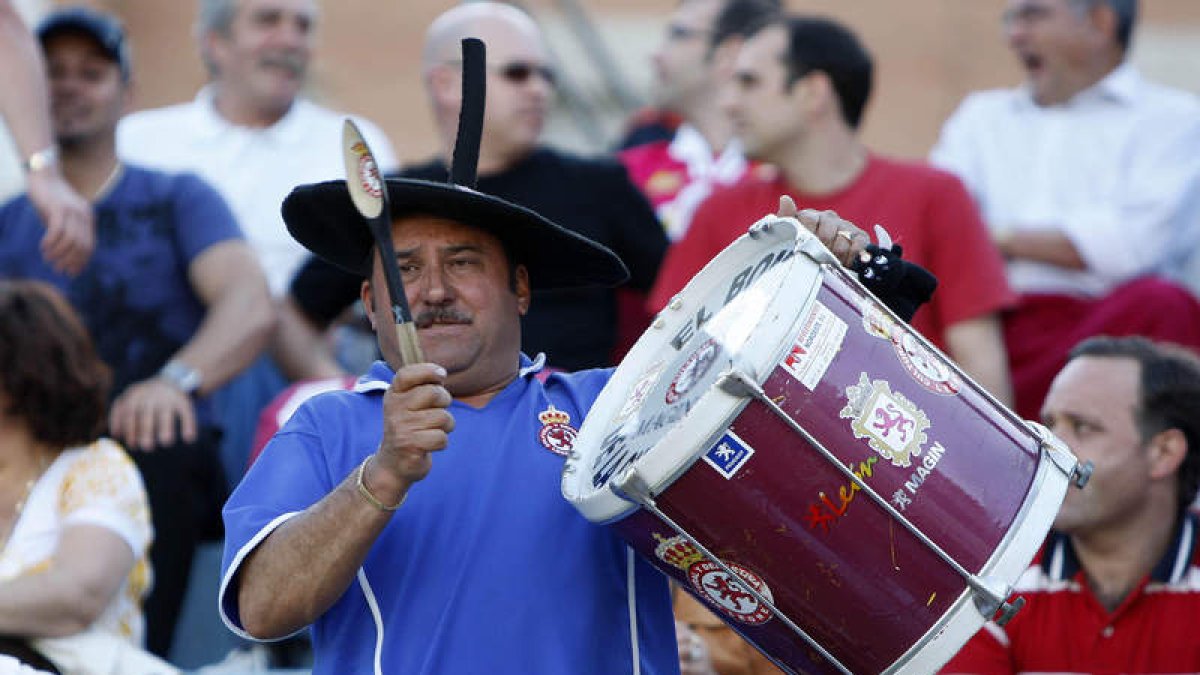 Magín apoyará a la selección de Catar con su bombo y su cuchara de madera.