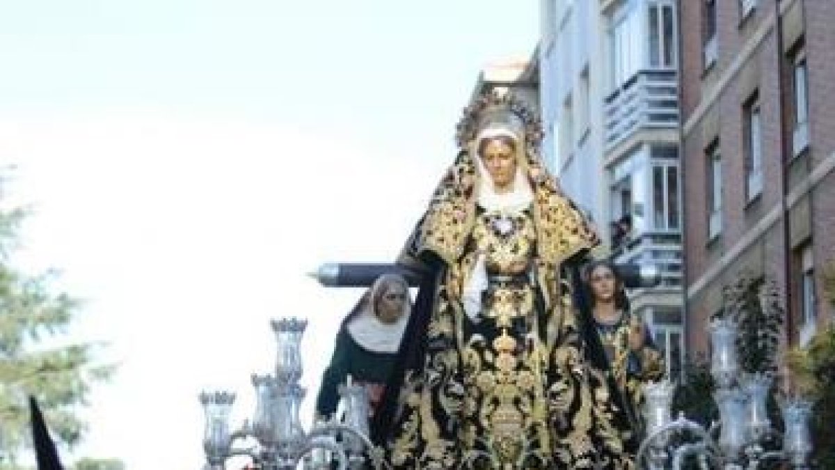 La imagen de La Soledad recorrió las calles de la capital leonesa