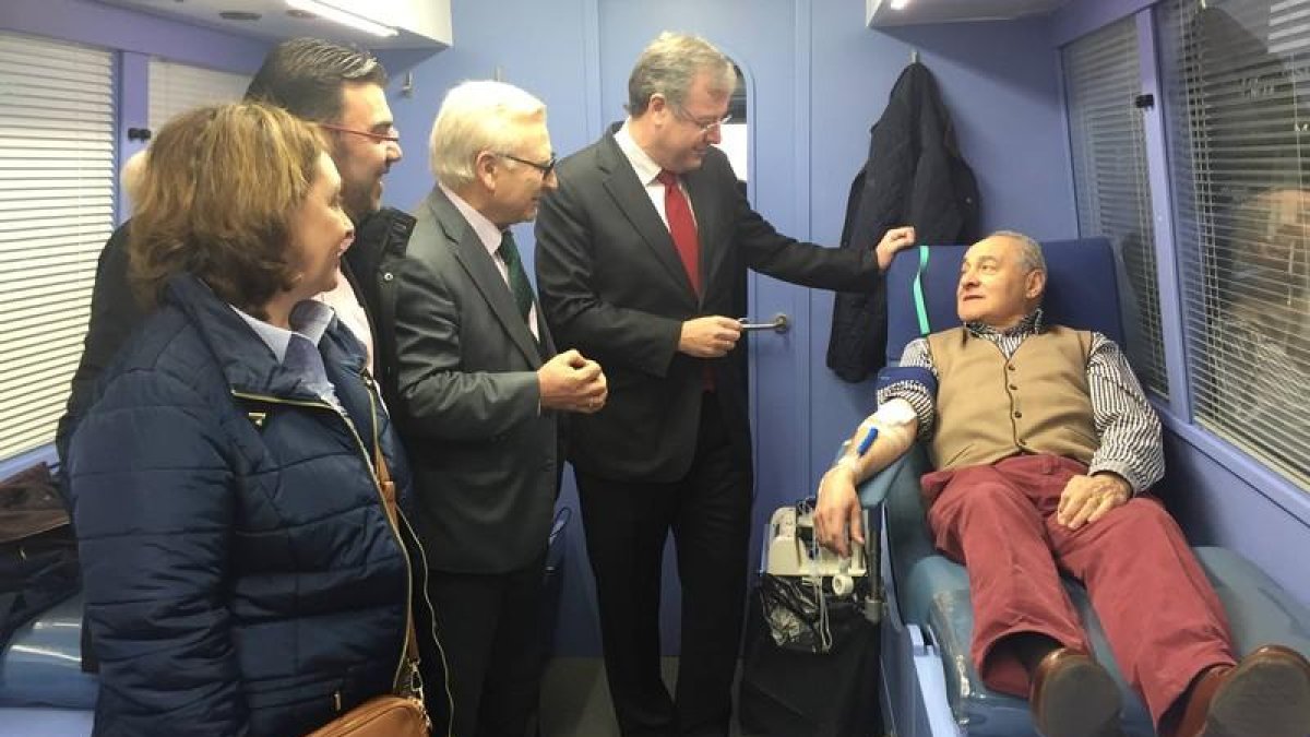 Antonio Silván, Maceñido, Pedro Llamas y Aurora Baza con un donante. CÉSAR