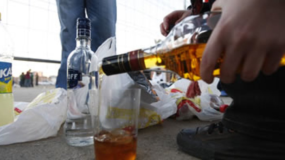 El consumo de alcohol en la calle por parte de jóvenes, como en esta imagen de archivo, ha hecho que