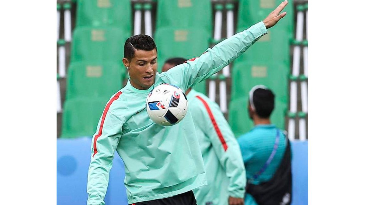 Cristiano Ronaldo, durante el entrenamiento de ayer. MIGUEL A. LOPES