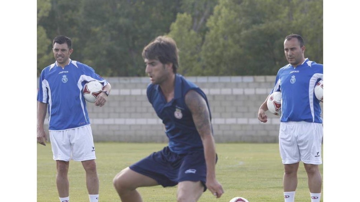 Ortiz, en el centro, durante el entrenamiento de la Cultural en Puente Castro.