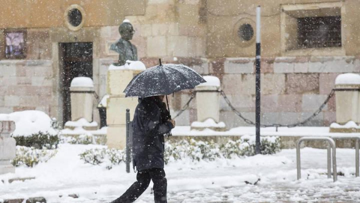 Un hombre camina resguardándose de la nieve en una imagen del pasado mes de febrero