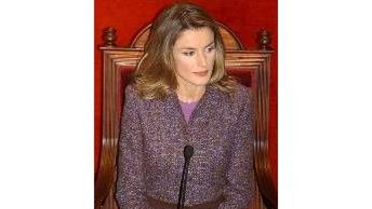 Sola en la silla regia, doña Letizia preside el acto oficial