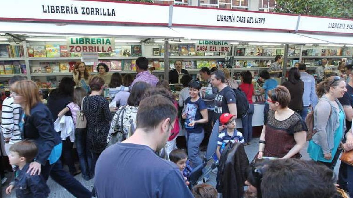 La afluencia a la feria fue notoria durante el Día del Libro, cuando se repartieron mil rosas.
