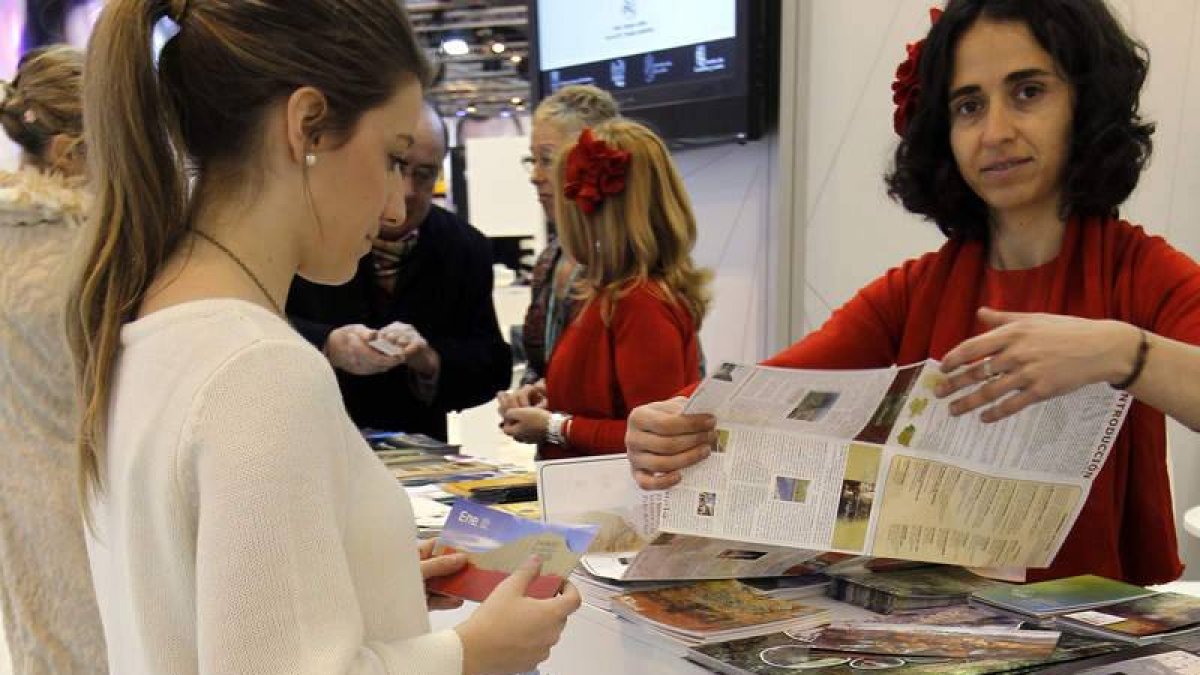 Una joven pide información sobre el Bierzo, durante la pasada edición de Fitur en Madrid.