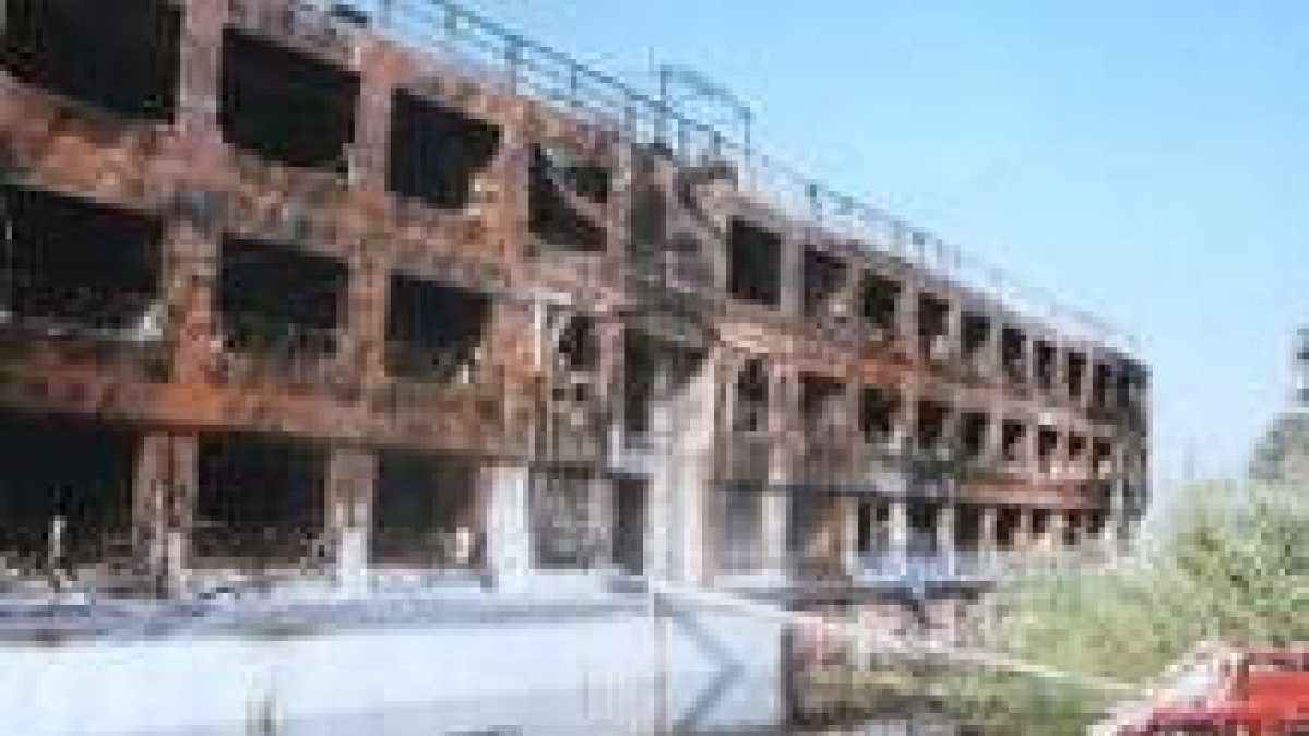 Los bomberos egipcios sofocan los últimos rescoldos del barco siniestrado en el Nilo
