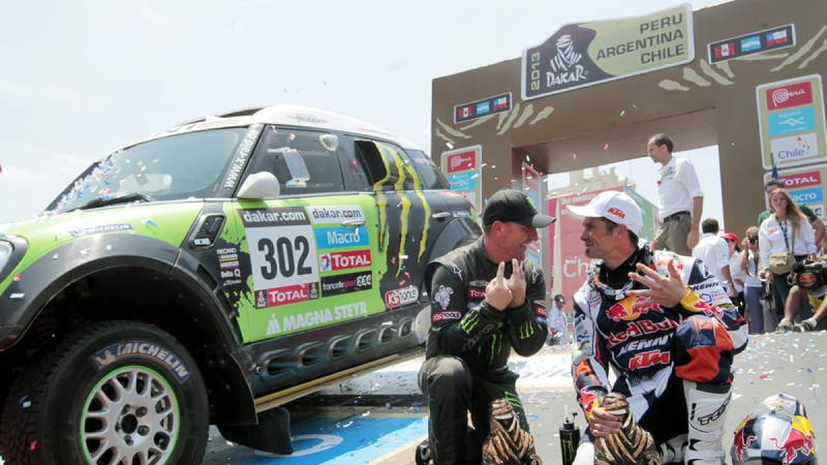 Peterhansel (i) y Després celebran en la meta de Santiado de Chile su triunfo en el Dakar 2013.