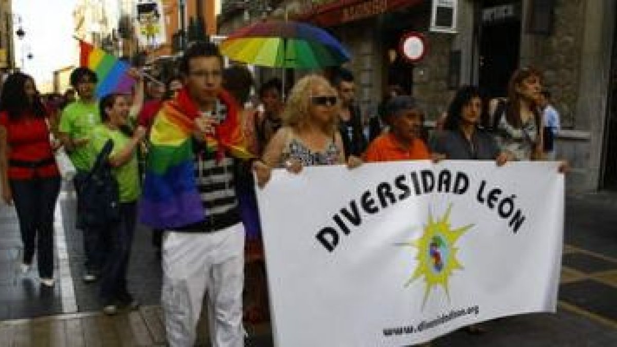La comunidad lésbica, gay, transexual y bisexual recorrió el centro de León para pedir medidas educa