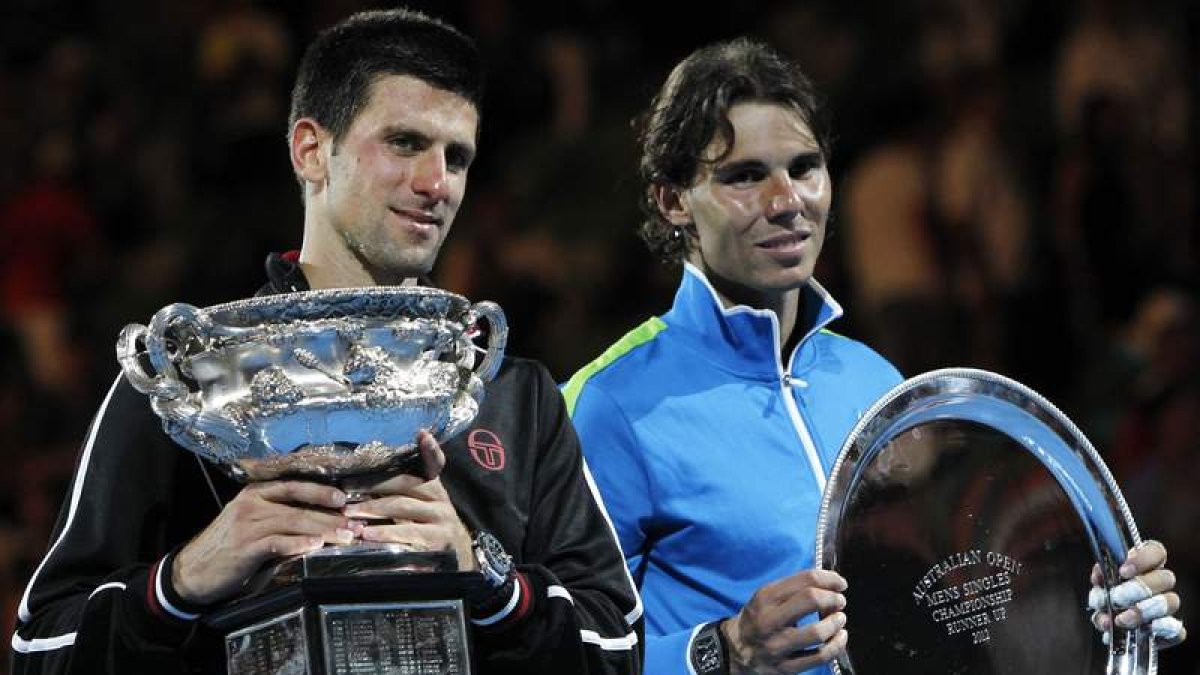 Novak Djokovic y Rafa Nadal posan con sus respectivos trofeos.
