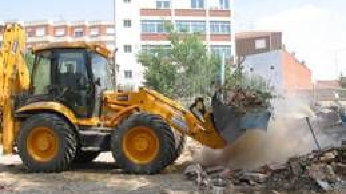 Demolición de las antiguas escuelas infantiles para la construcción del centro de día de alzhéimer