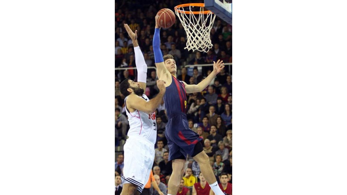 Hezonga machaca la canasta blanca ante Bourousis.