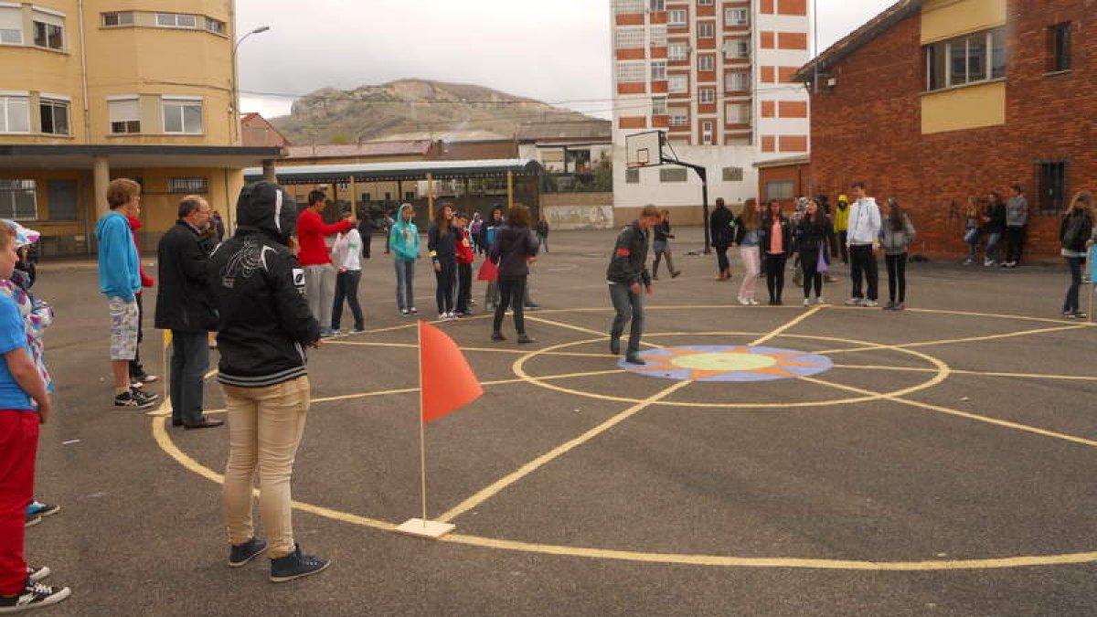 Los alumnos, durante una actividad del cuadragésimo aniversario del instituto.