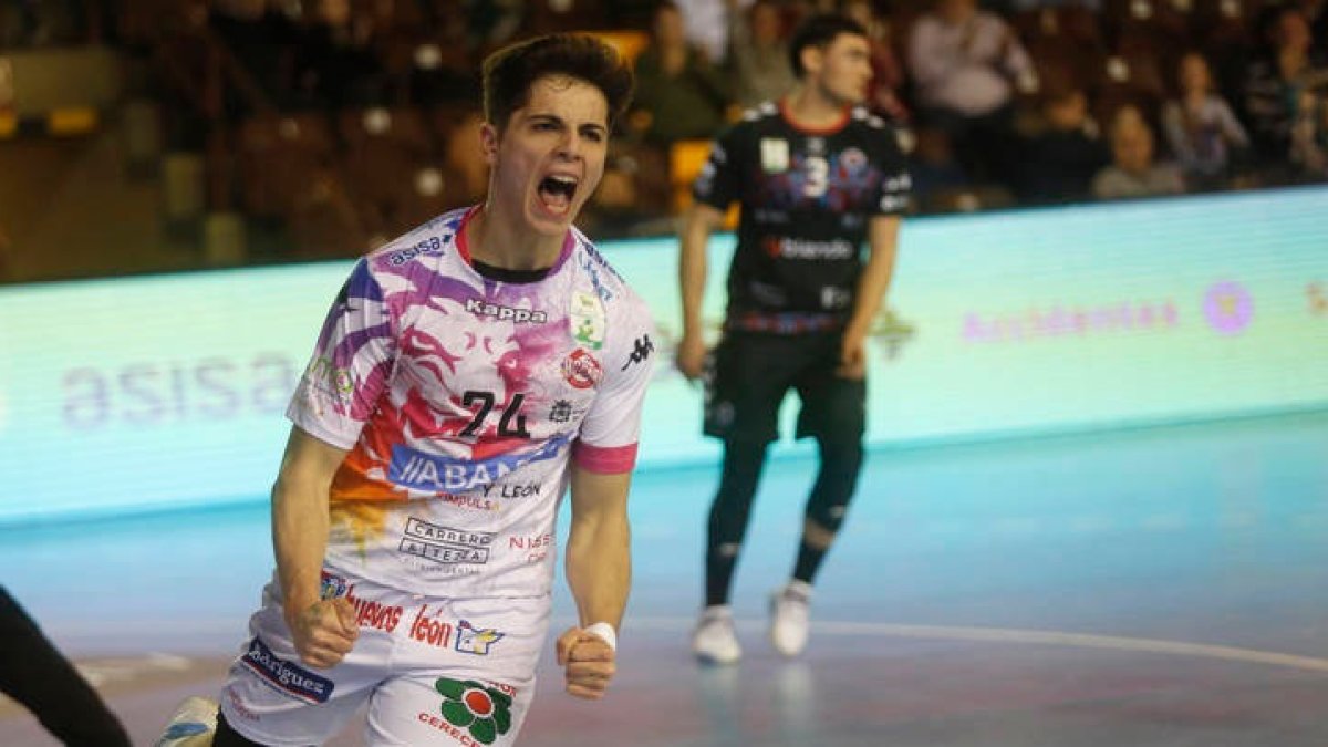 Antonio Martínez en un partido del Ademar. FERNANDO OTERO
