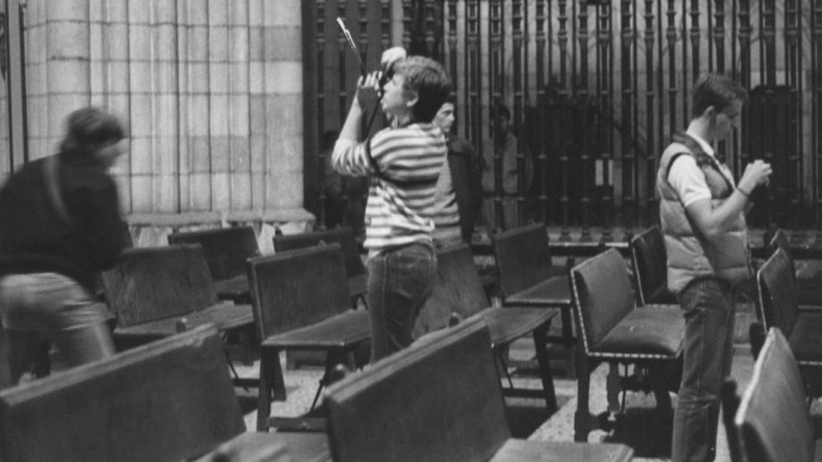 Un njoven principe fotografía la Catedral de León durante una visita con su colegio en 1984