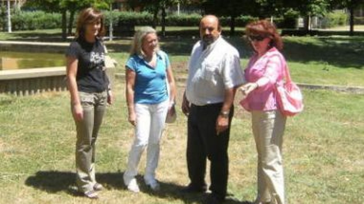 Teresa González, Mercedes Moro, Gabriel Pérez y Tomasa Santos en la visita al Polígono 10.