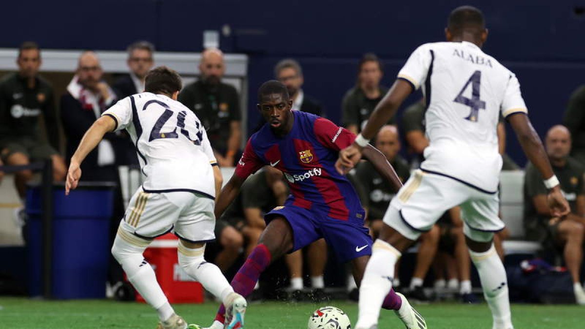 Dembélé pudo jugar su último partido con el Barça ante el Madrid. DAVIS