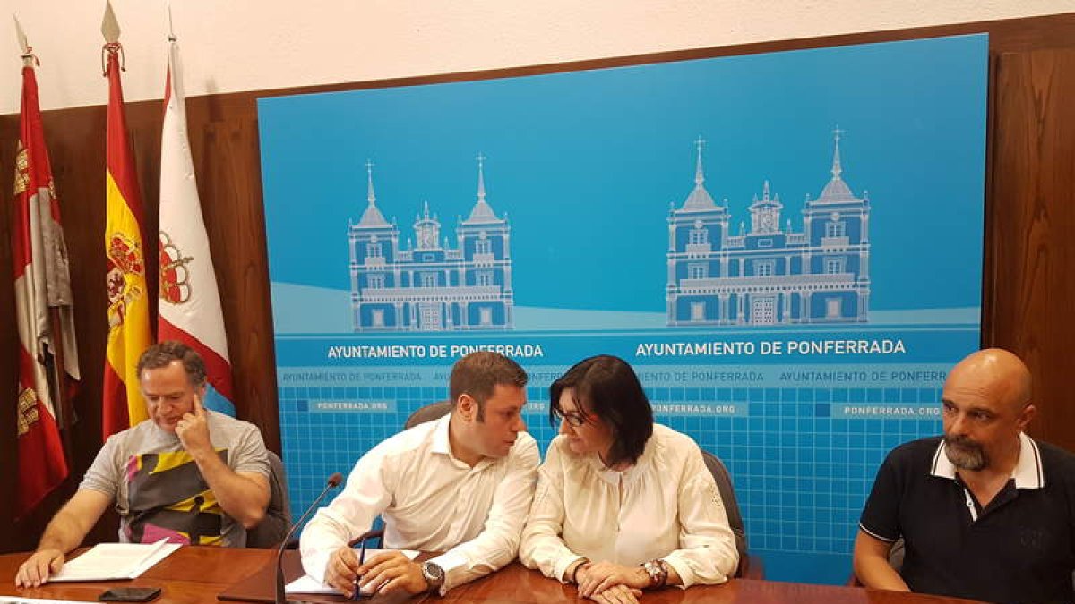 Alejandro Valderas, Alonso, Amparo Vidal y Muñoz Villarejo, ayer. DL