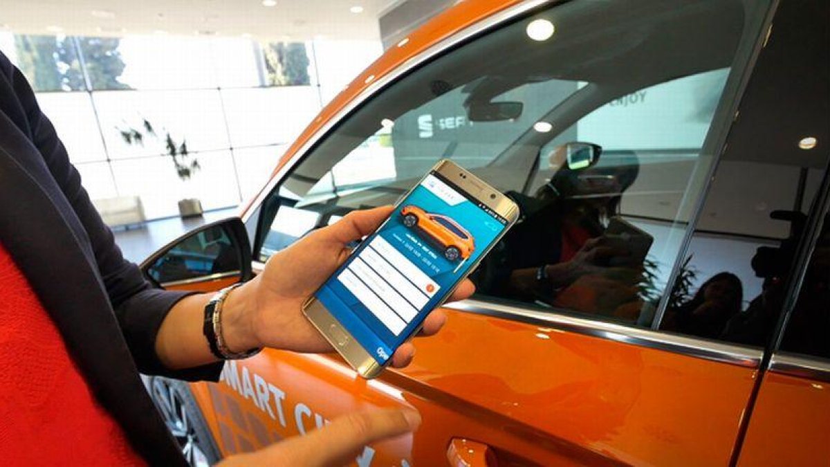 Leyre Olavarria, responsable de coche conectado de Seat, explica el sistema piloto de 'carsharing' y la conectividad de sus vehículos.