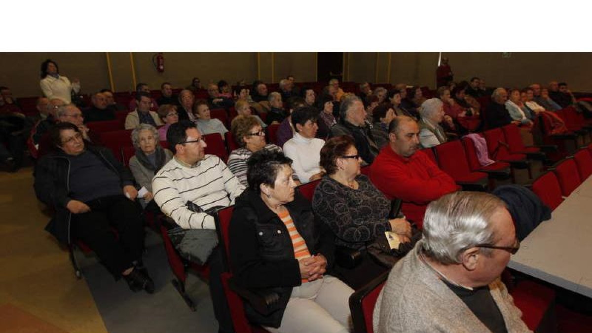 Los vecinos de Pinilla se reunieron en asamblea para analizar las carencias del barrio.