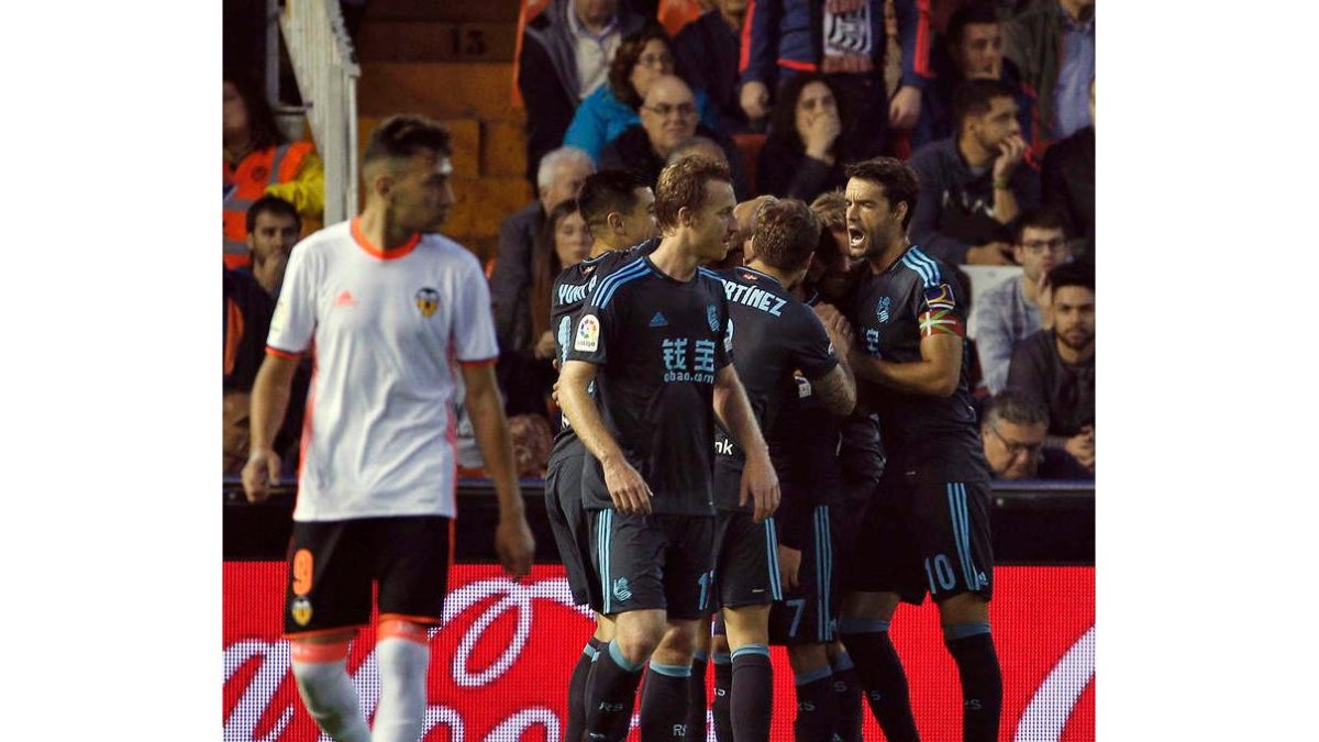La Real celebra uno de sus tres goles al Valencia. MANUEL BRUQUE