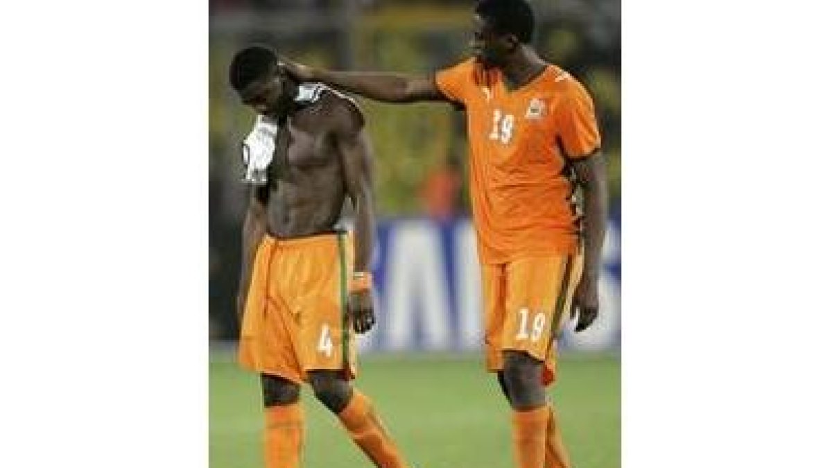 Touré Yayá consuela a su compañero de selección Kolo Touré