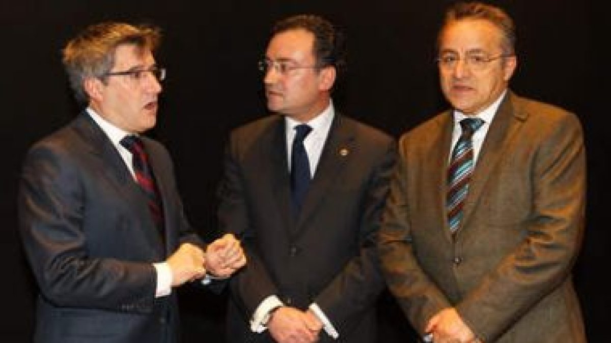 Fernández, Fernando Salguero, abad del Dulce Nombre, y Dionisio Domínguez, de Caja España.