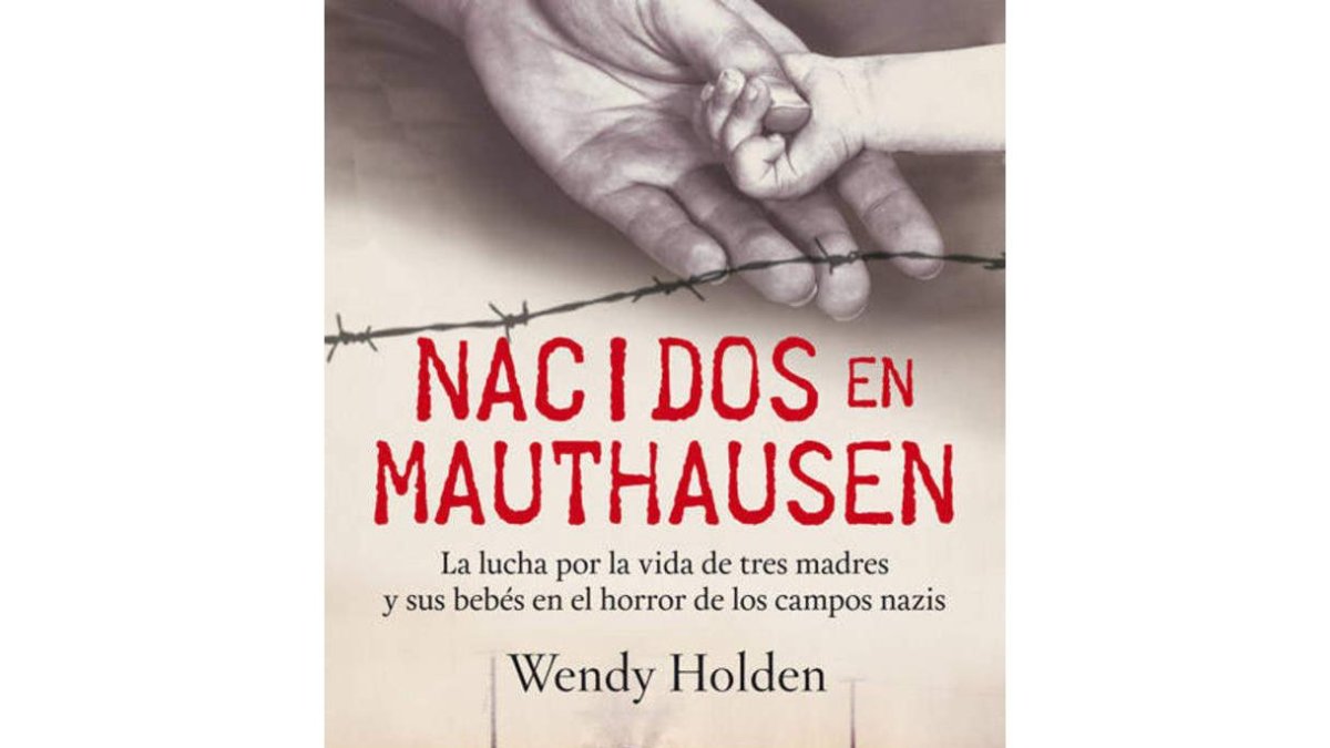 La escritora británica Wendy Holden y la superviviente y nacida en Mauthausen Eva Clarke