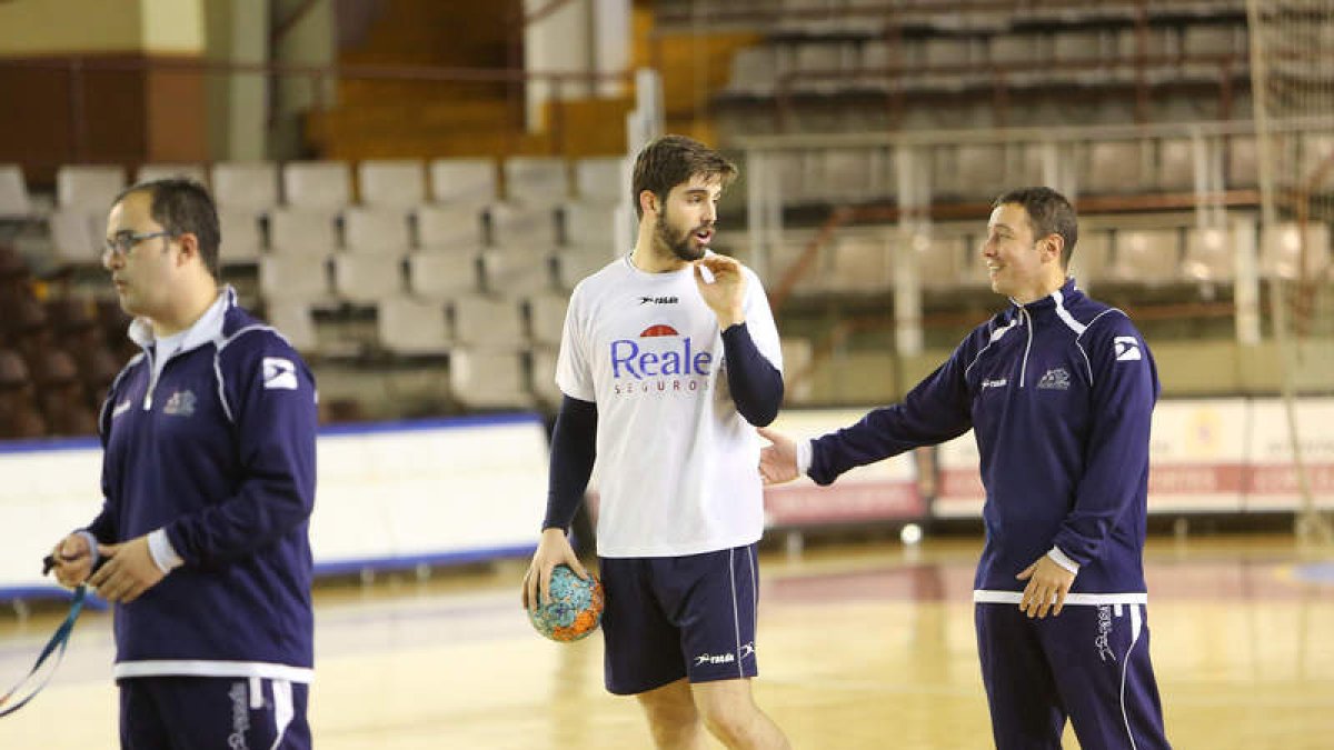 El central Juan Castro, flanqueado por los dos entrenadores del Ademar.