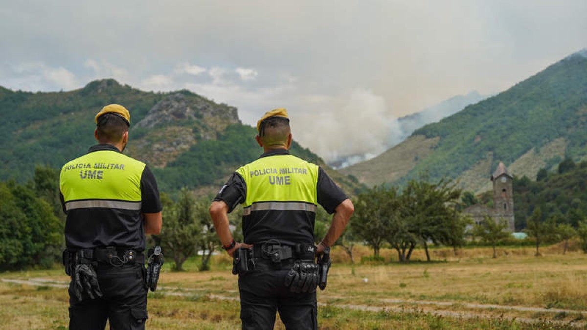 Personal de la UME que se desplazó al incendio de Boca de Huérgano cuando se declaró de nivel 2. MIGUEL F.B.