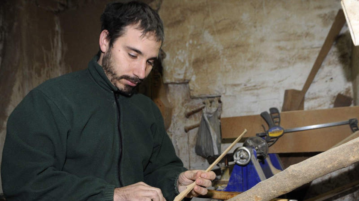 Fran Allegre en su taller de Villarejo de Órbigo elaborandoun rabel.