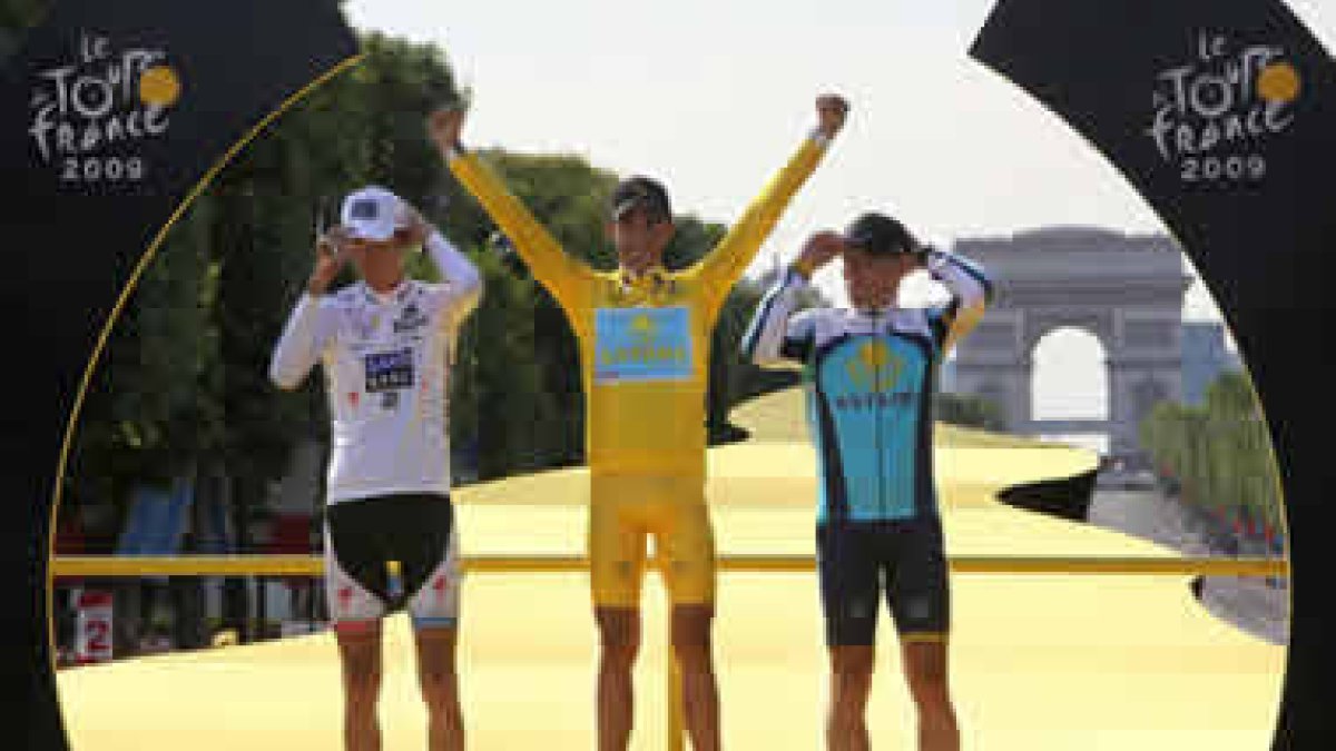 Alberto Contador, Andy Schleck y Lance Armstrong posan en el podio de Paris