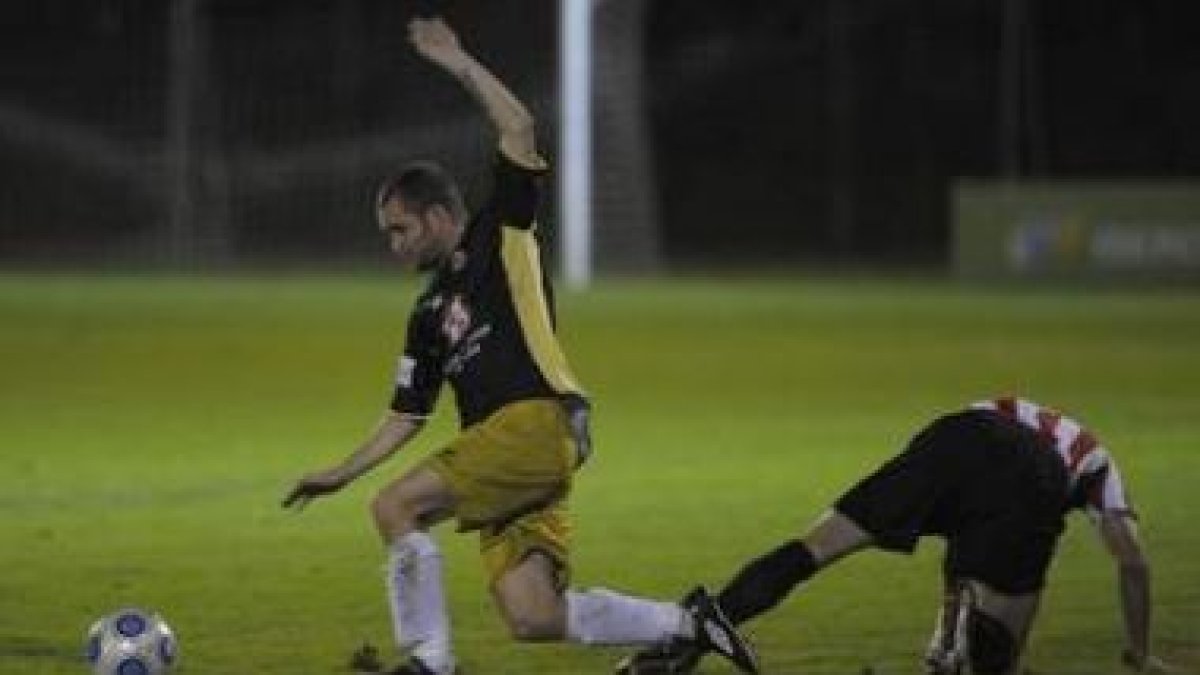 Denís, que en la imagen se libra del marcaje de Galán, consiguió el gol del empate para la Cultural