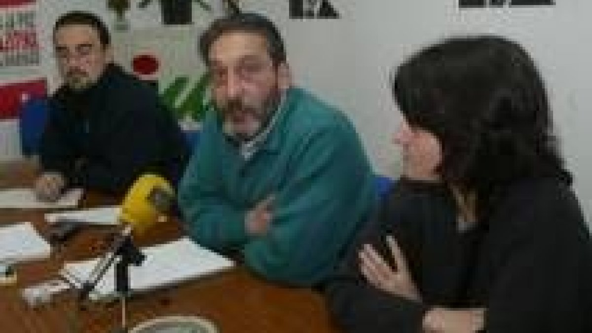 El candidato de IU al Congreso, Germán Fernández, en el centro