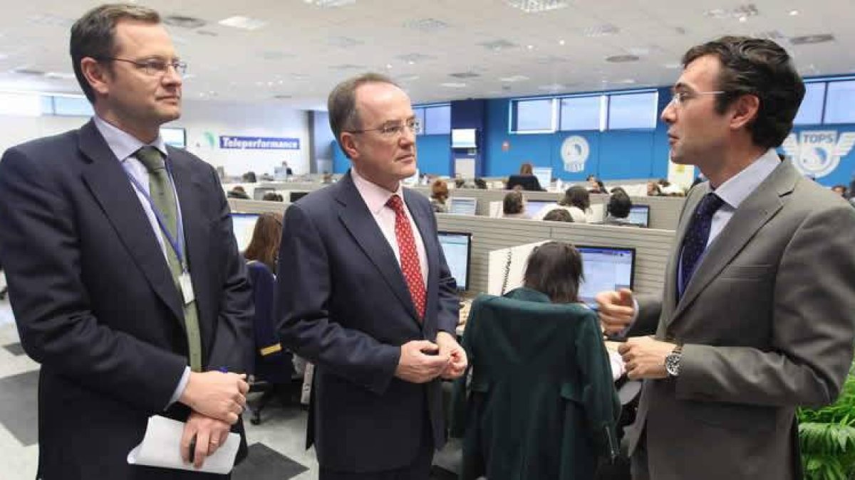 El consejero delegado en España, entre el responsable de operaciones y el director de Ponferrada.